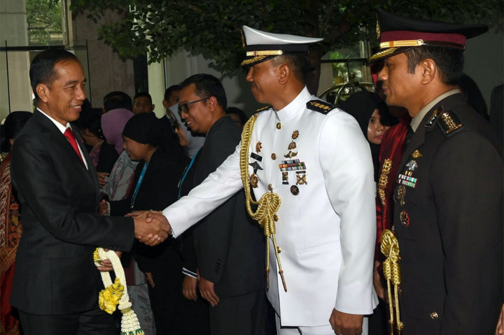Dari bandara, Presiden melanjutkan perjalanan menuju hotel tempat menginap selama berada di Bangkok, Thailand. 

Saat tiba di hotel, Presiden dan Ibu Iriana disambut Menteri Koordinator bidang Politik, Hukum, dan Keamanan Mahfud MD, Menteri Luar Negeri Retno Marsudi, dan Menteri Perdagangan Agus Suparmanto.