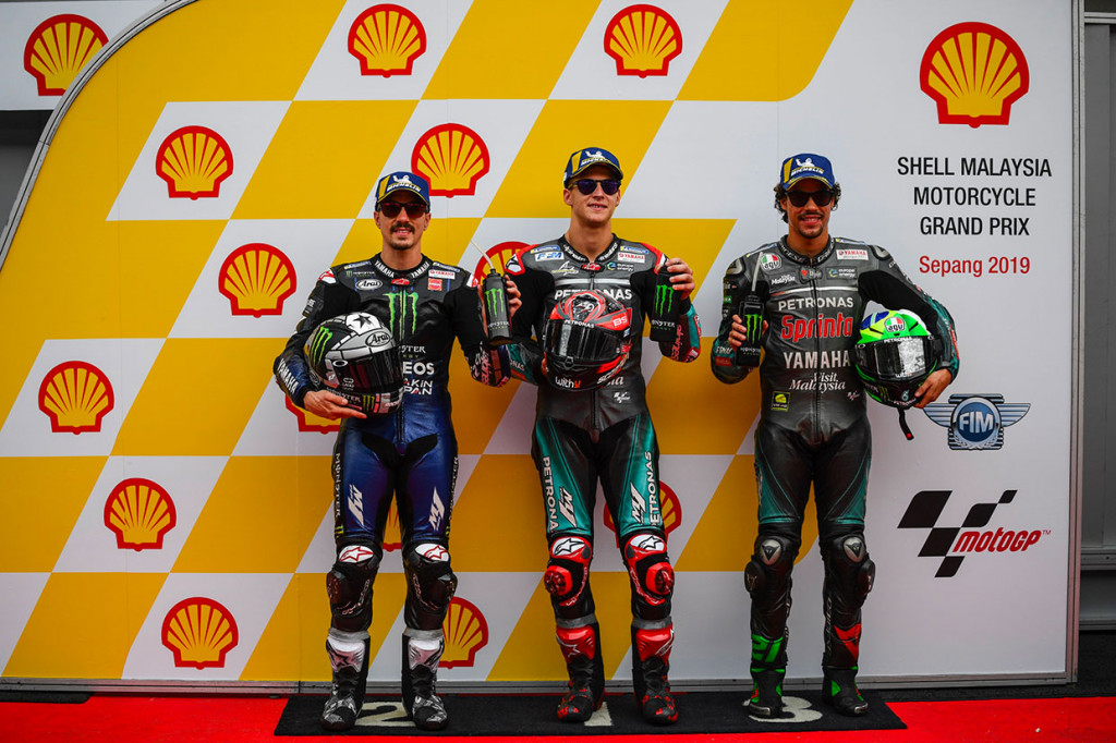 Pembalap Petronas Yamaha SRT Fabio Quartararo (tengah) merayakan keberhasilannya meraih pole position bersama posisi star kedua Maverick Vinales (Monster Energy Yamaha-kiri) dan pembalap Petronas Yamaha SRT Italia Franco Morbidelli, setelah sesi kualifikasi MotoGP Malaysia di Sirkuit Internasional Sepang, Sepang, Sabtu, 2 November 2019.