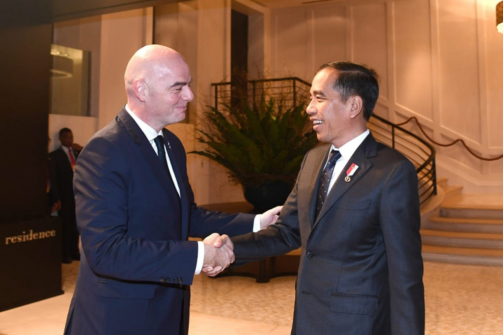 Presiden Joko Widodo bertemu dengan Presiden FIFA Gianni Infantino di sela Konferensi Tingkat Tinggi (KTT) ke-35 ASEAN di Bangkok, Thailand.