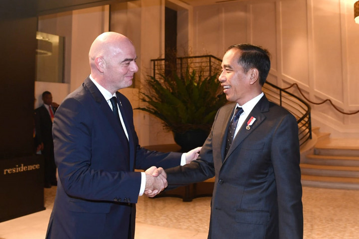 Presiden Joko Widodo bertemu dengan Presiden FIFA Gianni Infantino di sela Konferensi Tingkat Tinggi (KTT) ke-35 ASEAN di Bangkok, Thailand.