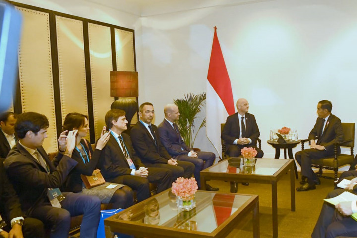 Jokowi juga berterima kasih karena Indonesia telah ditunjuk menjadi tuan rumah Piala Dunia U-20 pada 2021. Jokowi mengatakan pemerintah bersama PSSI mulai bersiap-siap.