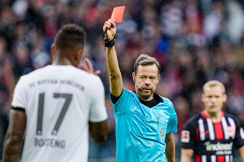 Bayern harus bermain dengan 10 pemain sejak menit ke-9. Ini terjadi setelah Jerome Boateng mendapat kartu merah dari wasit. AFP Photo/Uwe Anspach