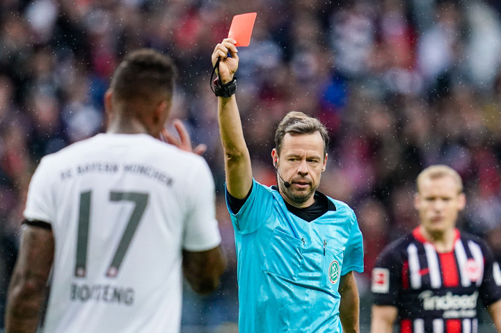Bayern harus bermain dengan 10 pemain sejak menit ke-9. Ini terjadi setelah Jerome Boateng mendapat kartu merah dari wasit. AFP Photo/Uwe Anspach