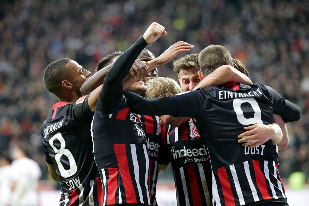 Bagi Frankfurt, ini adalah kemenangan pertama atas Bayern dalam 17 pertemuan terakhir. Tambahan tiga poin membuat Frankfurt naik ke urutan keenam selisih satu poin dari Bayern. AFP Photo/Hasan Bratic