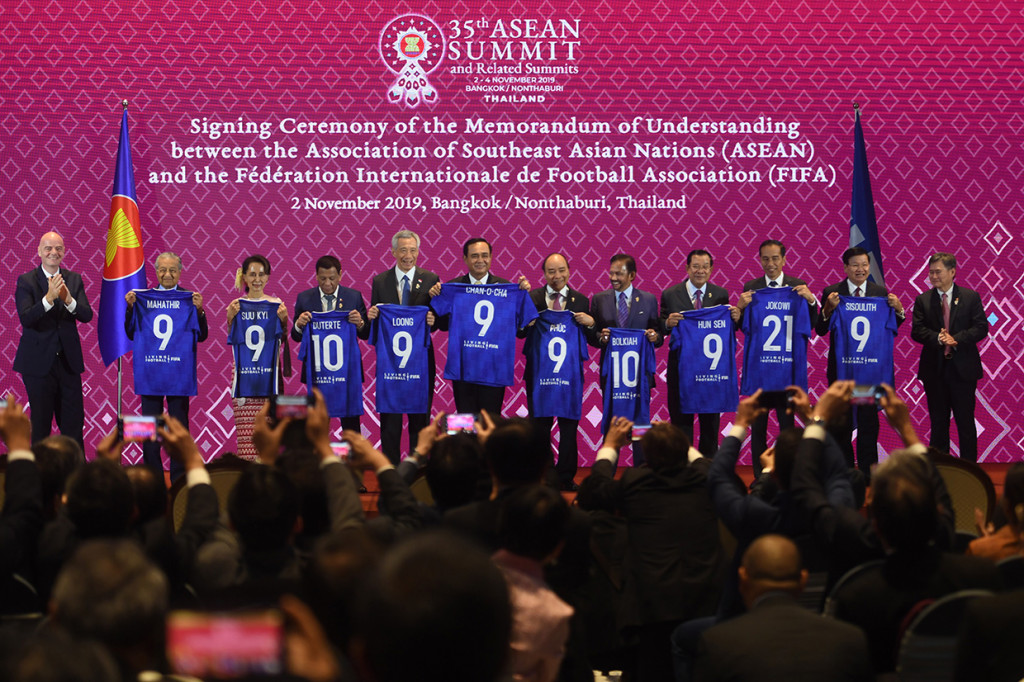 Pemimpin negara ASEAN berpose dengan mengangkat jersey biru dari FIFA yang berlatarkan nomor punggung beserta nama masing-masing di sela-sela KTT ke-35 ASEAN. Antara Foto/Akbar Nugroho Gumay