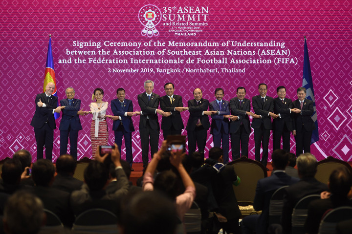 Momen tersebut merupakan bagian dari acara penandatanganan nota kesepahaman (MoU) antara ASEAN dan FIFA yang dilaksanakan di Impact Exhibition and Convention Center, Bangkok, Thailand. Antara Foto/Akbar Nugroho Gumay