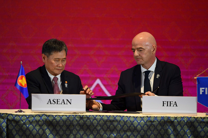 MoU tersebut berbicara tentang pengembangan dan peningkatan sepak bola dengan tujuan mendorong pembangunan sosial serta gaya hidup sehat di kawasan. AFP Photo/Manan Vatsyayana