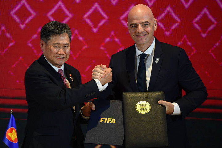 Penandatanganan dilakukan oleh Sekretaris Jenderal ASEAN Dato' Lim Jock Hoi dan Presiden FIFA Gianni Infantino dalam rangkaian acara KTT ke-35 ASEAN. AFP Photo/Manan Vatsyayana