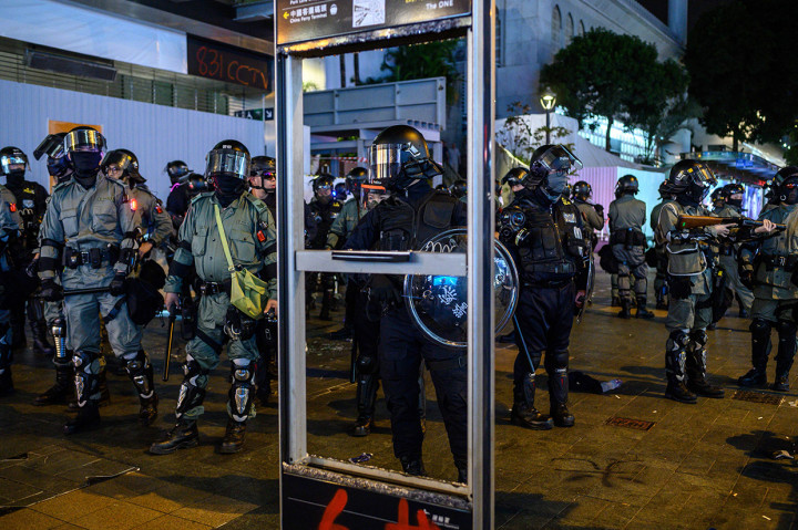 Polisi anti huru-hara saat ingin menghadang demonstran Hong Kong. AFP Photo/Philip Fong