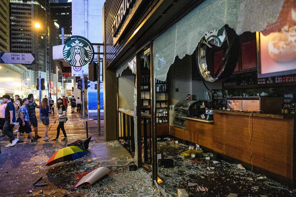 Para demonstran membakar Stasiun Metro dan merusak bangunan. AFP Photo/Anthony Wallace