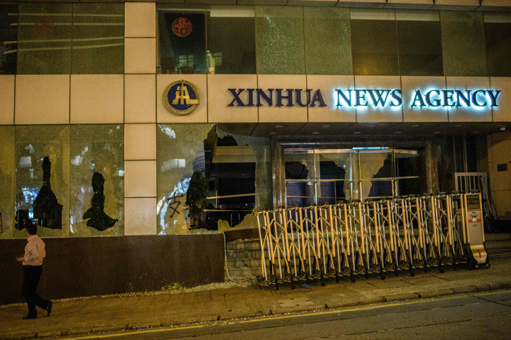 Kantor Berita China Xinhua, juga tak lepas dari target perusakan. AFP Photo/Anthony Wallace