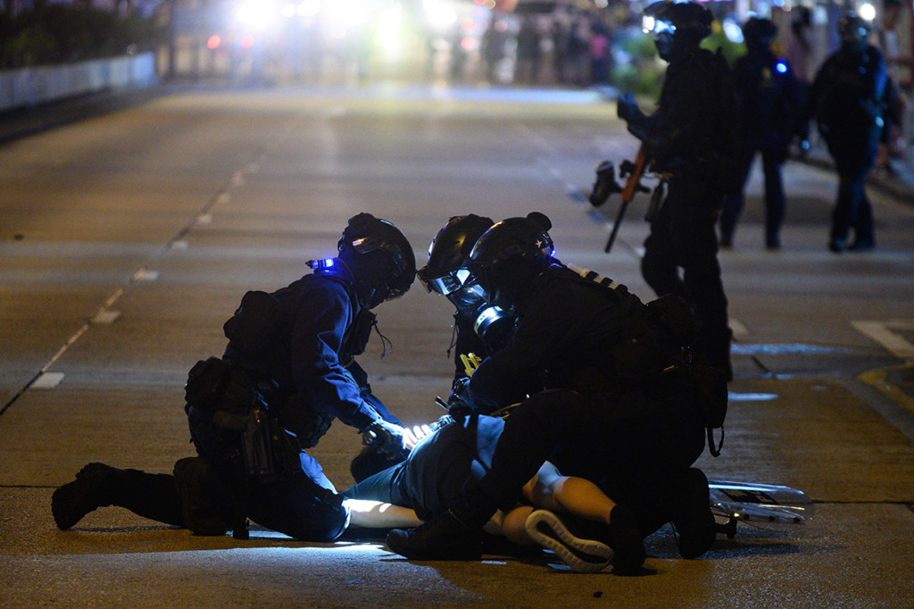 Setidaknya sejauh ini sudah ada 200 demonstran ditangkap. AFP Photo/Philip Fong