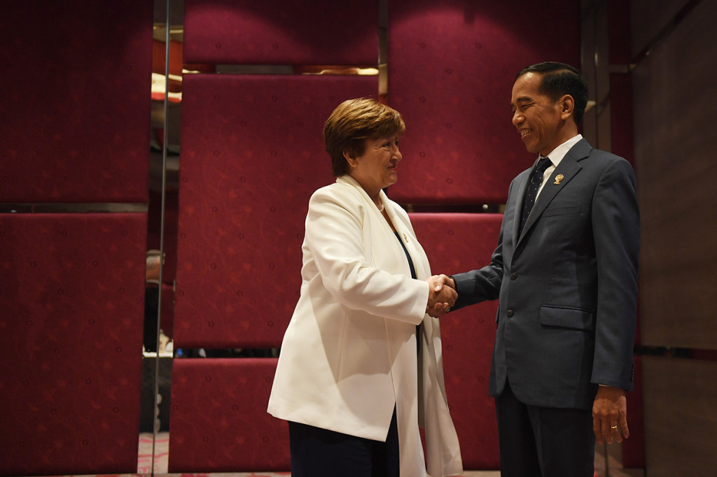 Presiden Joko Widodo (kanan) berjabat tangan dengan Direktur Pelaksana IMF Kristalina Georgieva, sebelum pertemuan bilateral disela KTT ke-35 ASEAN di Bangkok, Thailand.