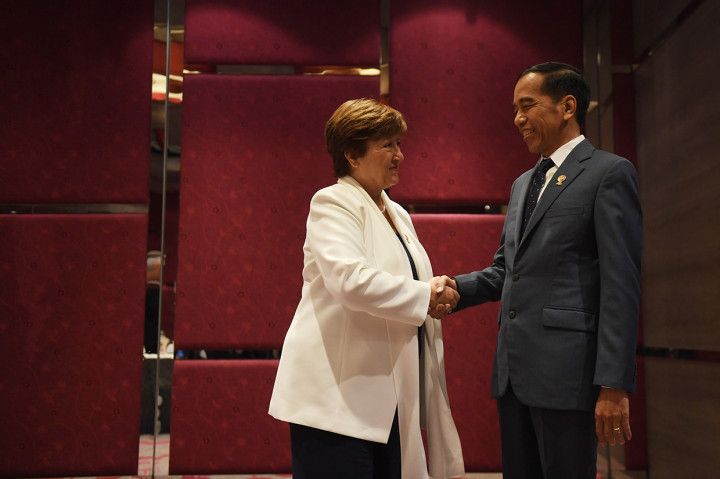 Presiden Joko Widodo (kanan) berjabat tangan dengan Direktur Pelaksana IMF Kristalina Georgieva, sebelum pertemuan bilateral disela KTT ke-35 ASEAN di Bangkok, Thailand.