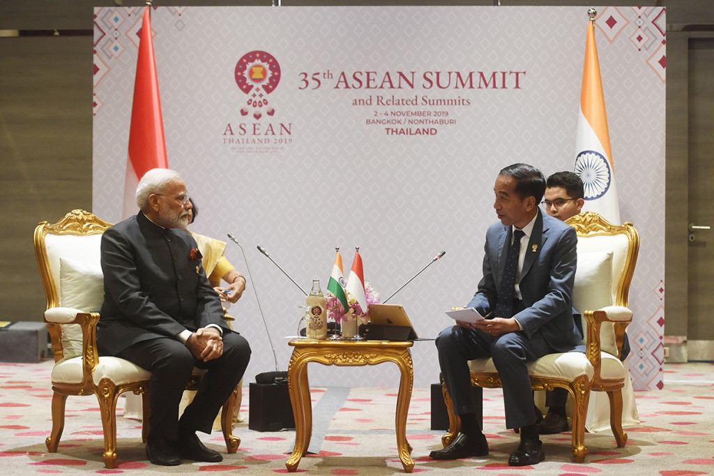 Presiden Joko Widodo (kanan) berbincang dengan Perdana Menteri India Narendra Modi (kiri) saat pertemuan bilateral di sela KTT ke-35 ASEAN di Bangkok, Thailand.