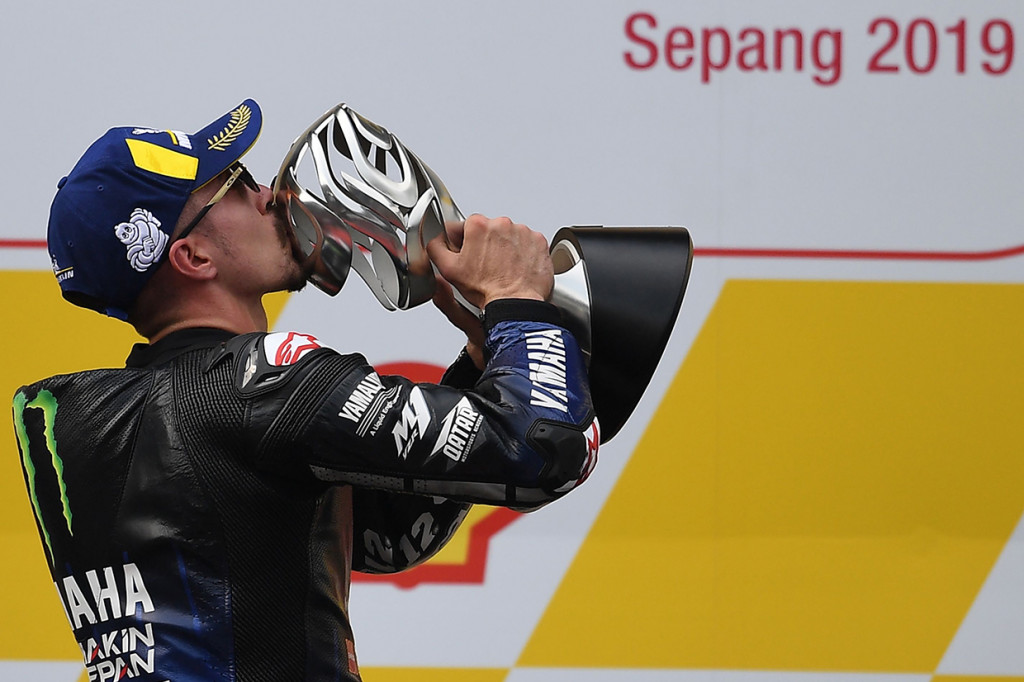 Pembalap Monster Energy Yamaha, Maverick Vinales, berhasil meraih podium juara MotoGP Malaysia di Sirkuit Sepang, dengan catatan waktu. 40 menit 14.632 detik.
