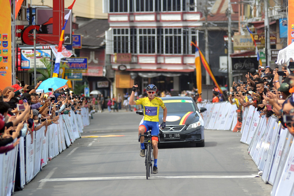 Pebalap Malaysia dari Tim Sapura Cycling Team, Jesse Ewart melakukan selebrasi saat memasuki garis finish pada etape kedua Tour de Singkarak (TDS) 2019, di Kawasan Jam Gadang, Bukitinggi, Sumatera Barat. Dengan kemenangan ini, Jesse kokoh di puncak klasemen sementara kejuaraan kalender UCI.