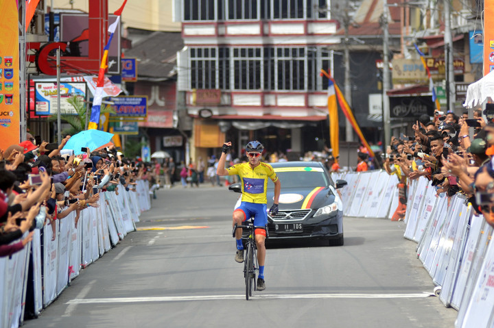 Pebalap Malaysia dari Tim Sapura Cycling Team, Jesse Ewart melakukan selebrasi saat memasuki garis finish pada etape kedua Tour de Singkarak (TDS) 2019, di Kawasan Jam Gadang, Bukitinggi, Sumatera Barat. Dengan kemenangan ini, Jesse kokoh di puncak klasemen sementara kejuaraan kalender UCI.
