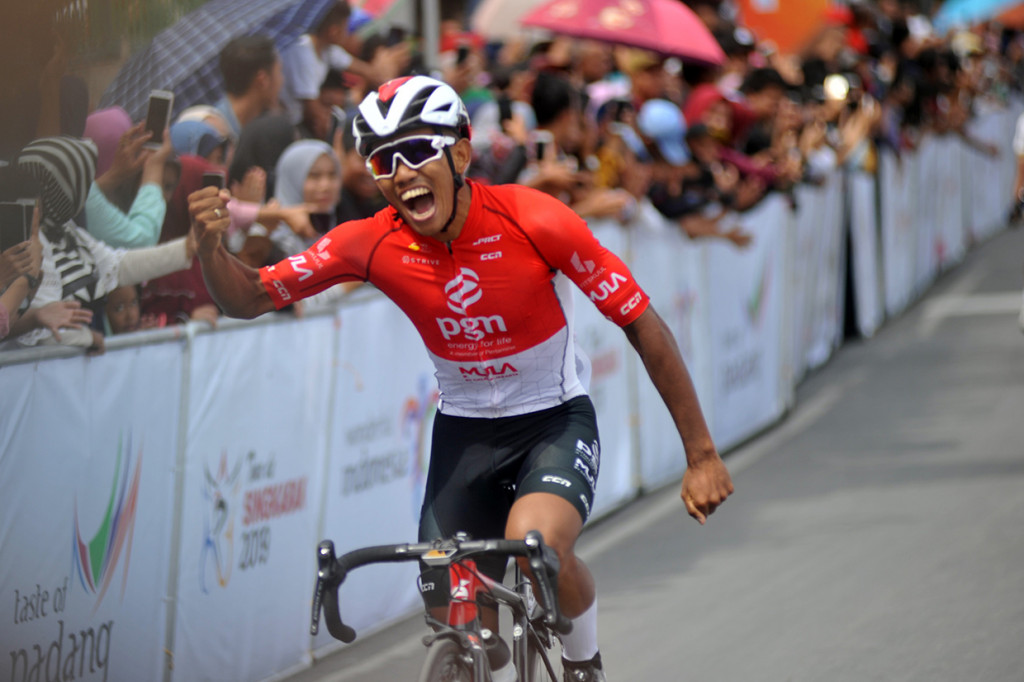 Pebalap Indonesia dari PGN Road Cycling Team, Jamalidin Novardianto melakukan selebrasi saat memasuki garis finish pada etape kedua Tour de Singkarak (TDS) 2019, di Kawasan Jam Gadang, Bukitinggi, Sumatera Barat.