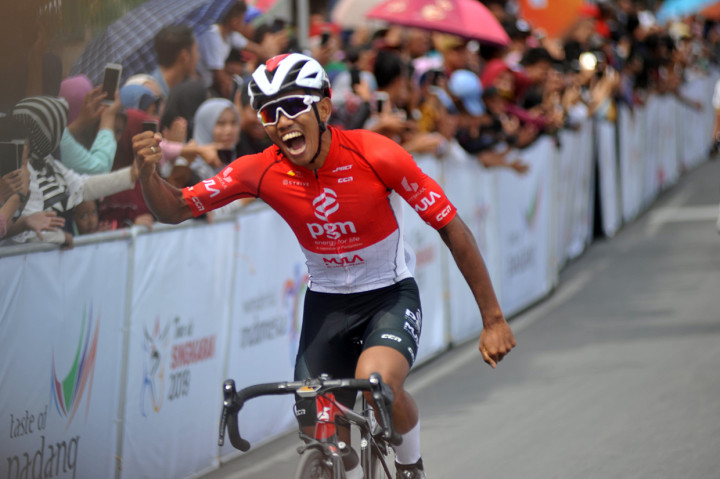 Pebalap Indonesia dari PGN Road Cycling Team, Jamalidin Novardianto melakukan selebrasi saat memasuki garis finish pada etape kedua Tour de Singkarak (TDS) 2019, di Kawasan Jam Gadang, Bukitinggi, Sumatera Barat.