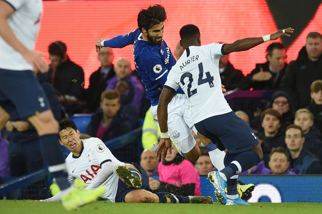 Laga juga diwarnai insiden patah kaki Andre Gomes, usai ditekel Son Heung-min di menit ke-78.