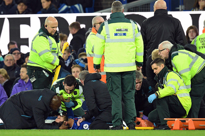 Bahkan, pelanggaran tersebut membuat kaki kanan Gomes mengalami dislokasi. Pemain asal Portugal itu pun langsung mendapatkan perawatan dan digantikan Dominic Calvert-Lewin.