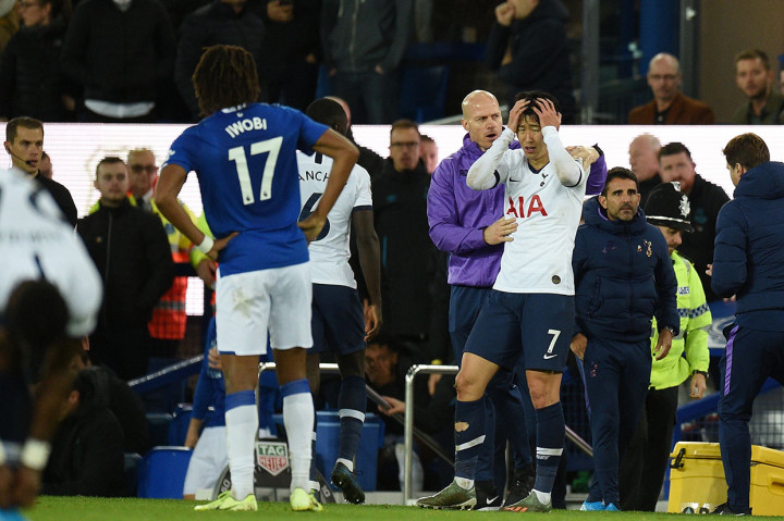 Pemain asal Korea Selatan itu pun tampak terpukul dan menangis usai mengetahui tackle-nya berakibat fatal.