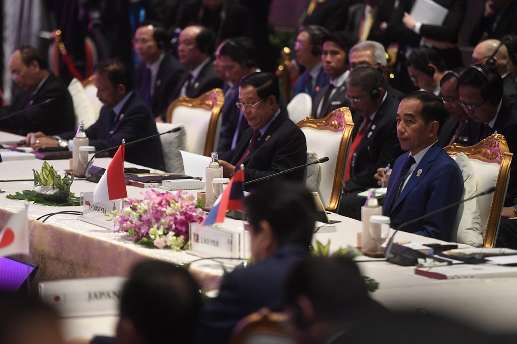 Presiden Joko Widodo memulai rangkaian acaranya dengan menghadiri KTT ASEAN Plus Three (APT) di Impact Exhibition and Convention Center. 