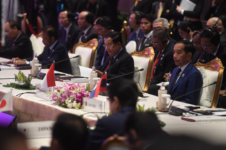 Presiden Joko Widodo memulai rangkaian acaranya dengan menghadiri KTT ASEAN Plus Three (APT) di Impact Exhibition and Convention Center. 