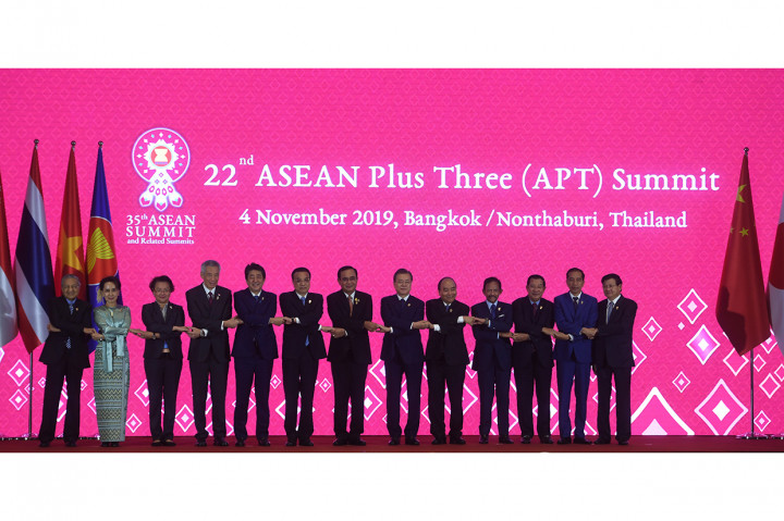 Presiden Joko Widodo (kedua kanan) mengikuti KTT ke-22 ASEAN Plus Three (APT) di Bangkok, Thailand.