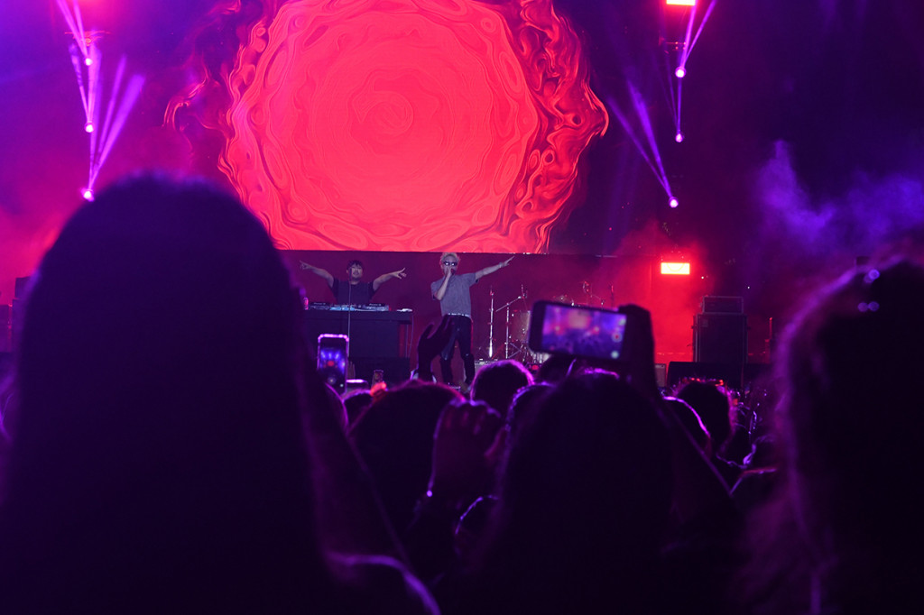 Zion.T mengaku kagum dengan antusias para penonton. Ia kembali berterima kasih atas sambutan hangat yang diberikan kepadanya sebelum penampilannya selesai.