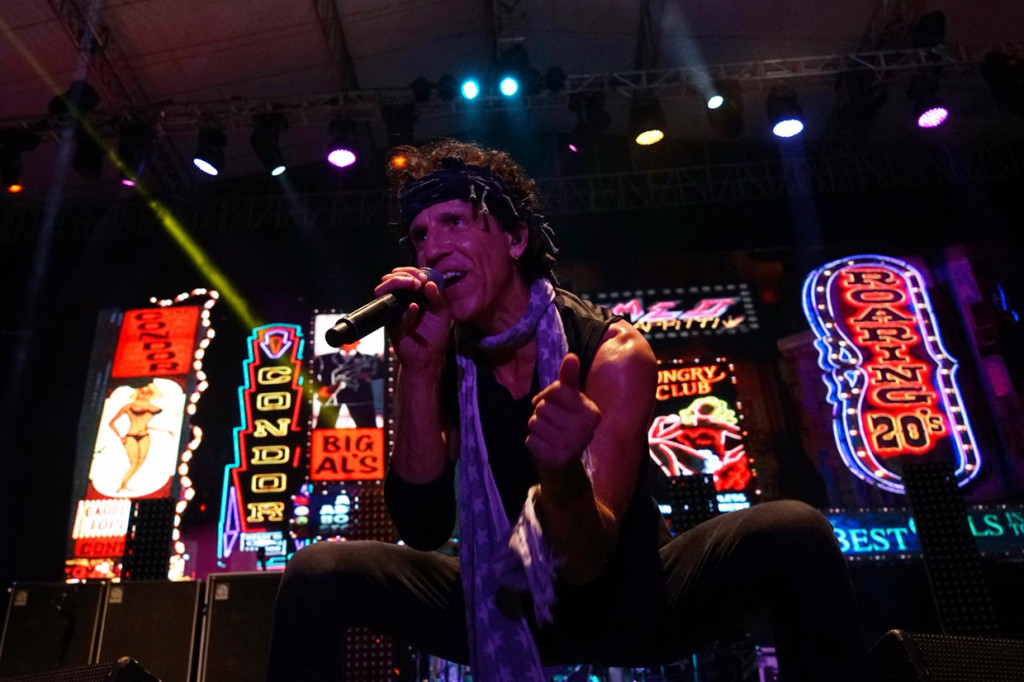 Dalam acara itu Extreme membawakan 13 lagu andalanya seperti Monster, Play With Me hingga More Than Words.
