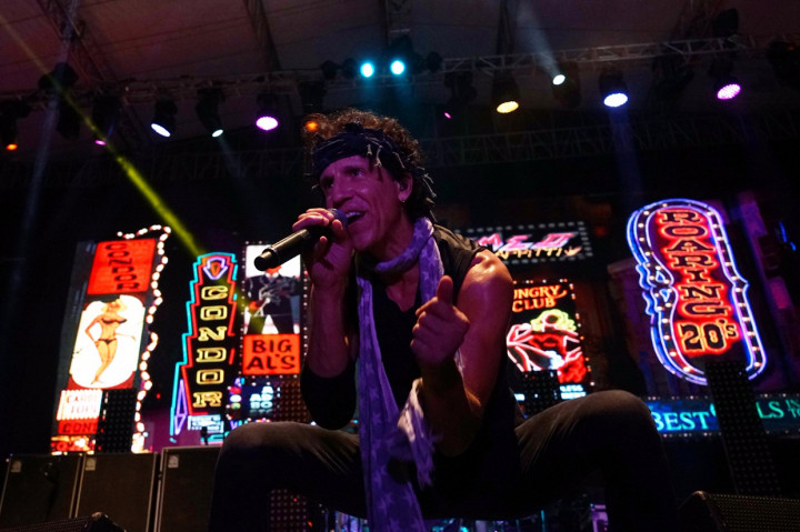 Dalam acara itu Extreme membawakan 13 lagu andalanya seperti Monster, Play With Me hingga More Than Words.
