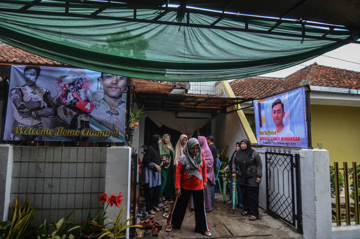 Sejumlah kerabat berdatangan ke rumah duka Pembalap motoGP asal Indonesia Afridza Syach Munandar Di Perum Taman Sari Indah Blok D9, Kersamenak, Kota Tasikmalaya, Jawa Barat, Minggu, 3 November 2019. Antara Foto/Adeng Bustomi