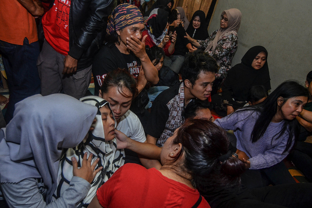 Keluarga dan kerabat dekat menangisi kepergian Pembalap moto GP asal Indonesia Afridza Syach Munandar di Perum Taman Sari Indah Blok D9, Kersamenak, Kota Tasikmalaya, Jawa Barat. Antara Foto/Adeng Bustomi