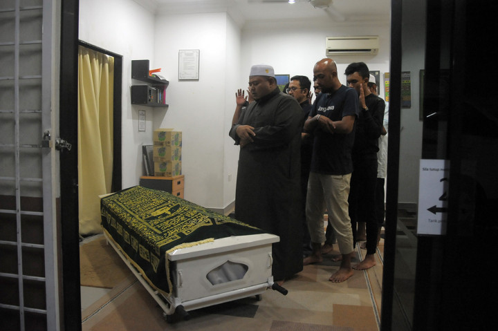 Sejumlah WNI menunaikan shalat jenazah pebalap Afridza Syach Munandar di Masjid Tun Abdul Aziz, Petaling Jaya, Selangor, Minggu, 3 November 2019. Antara Foto/Rafiuddin Abdul Rahman