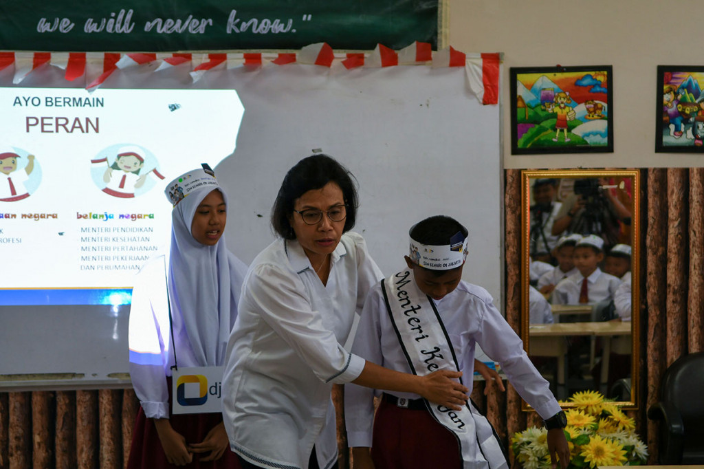 Menteri Keuangan Sri Mulyani bermain dengan siswa disela-sela Kemenkeu Mengajar di SDN Kenari 1 Jakarta.