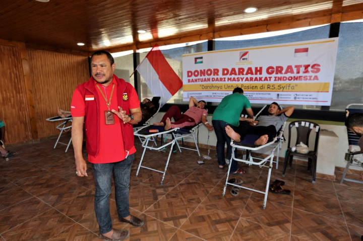 Suasana acara donor darah gratis yang digelar oleh Yayasan Nusantara Center (NPC) di Gaza).