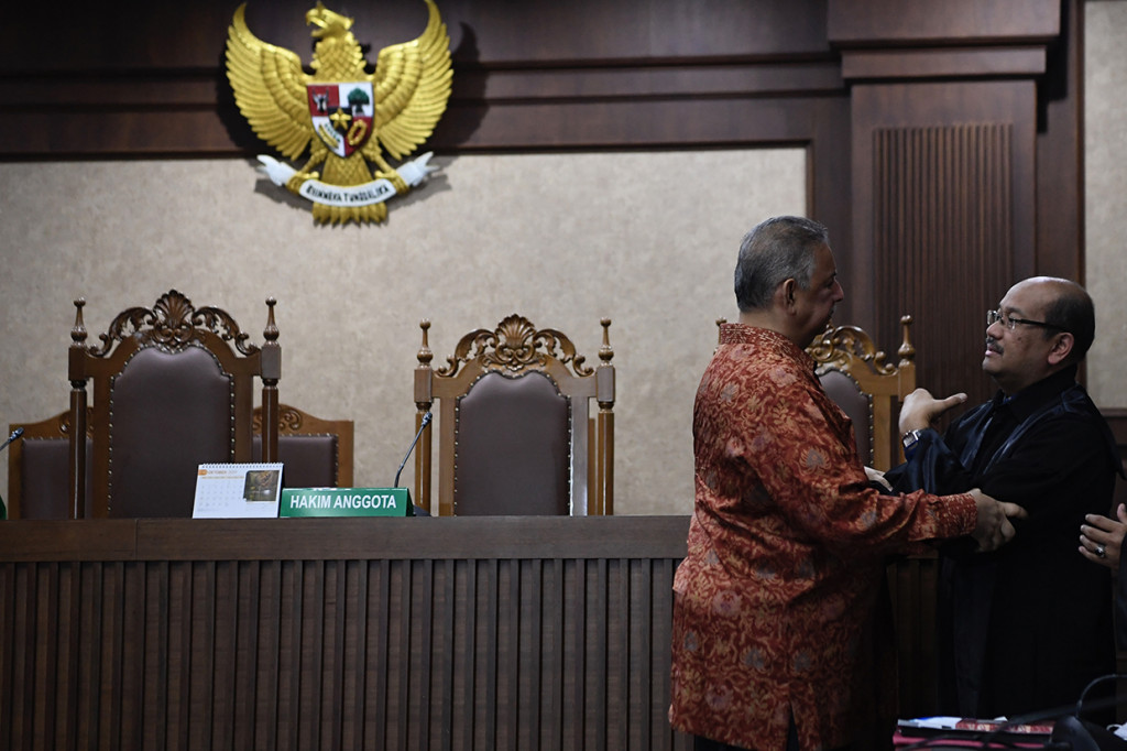 Mantan Dirut PLN Sofyan Basir berjabat tangan dengan kuasa hukumnya usai pembacaan putusan di Pengadilan Tipikor, Jakarta.