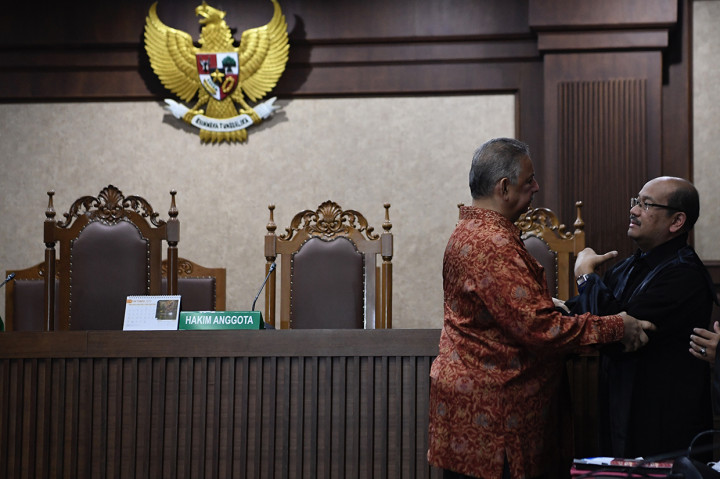 Mantan Dirut PLN Sofyan Basir berjabat tangan dengan kuasa hukumnya usai pembacaan putusan di Pengadilan Tipikor, Jakarta.
