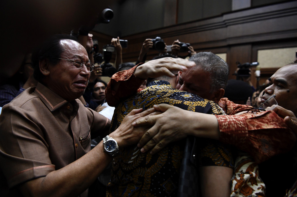 Sesaat setelah sidang ditutup, Sofyan langsung memeluk tim pengacaranya. Sofyan juga memeluk kerabat yang memenuhi ruang persidangan.