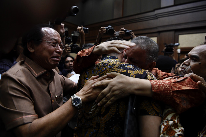 Sesaat setelah sidang ditutup, Sofyan langsung memeluk tim pengacaranya. Sofyan juga memeluk kerabat yang memenuhi ruang persidangan.
