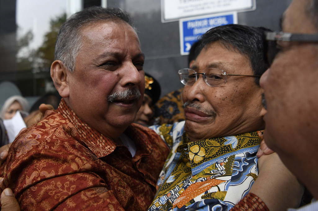 Mantan Dirut PLN Sofyan Basir meluapkan kegembiraan bersama kerabat usai diputus bebas di Pengadilan Tipikor, Jakarta.