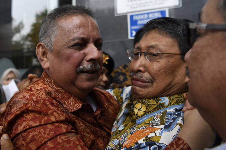 Mantan Dirut PLN Sofyan Basir meluapkan kegembiraan bersama kerabat usai diputus bebas di Pengadilan Tipikor, Jakarta.