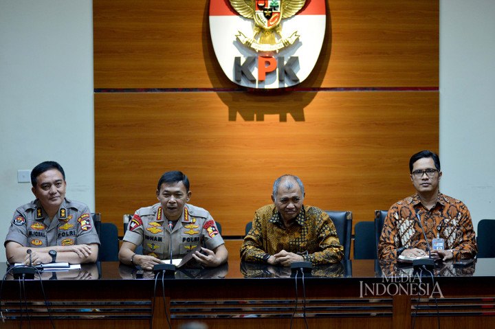 Kapolri Jenderal Pol Idham Azis (kedua kiri) didampingi Kadiv Humas Polri Irjen Pol M. Iqbal (kiri), bersama Ketua Komisi Pemberantasan Korupsi (KPK) Agus Raharjo (kedua kanan) dan Juru Bicara KPK Febridansyah menyampaikan keterangan pers seusai pertemuan tertutup di Gedung Merah Putih KPK, Jakarta.