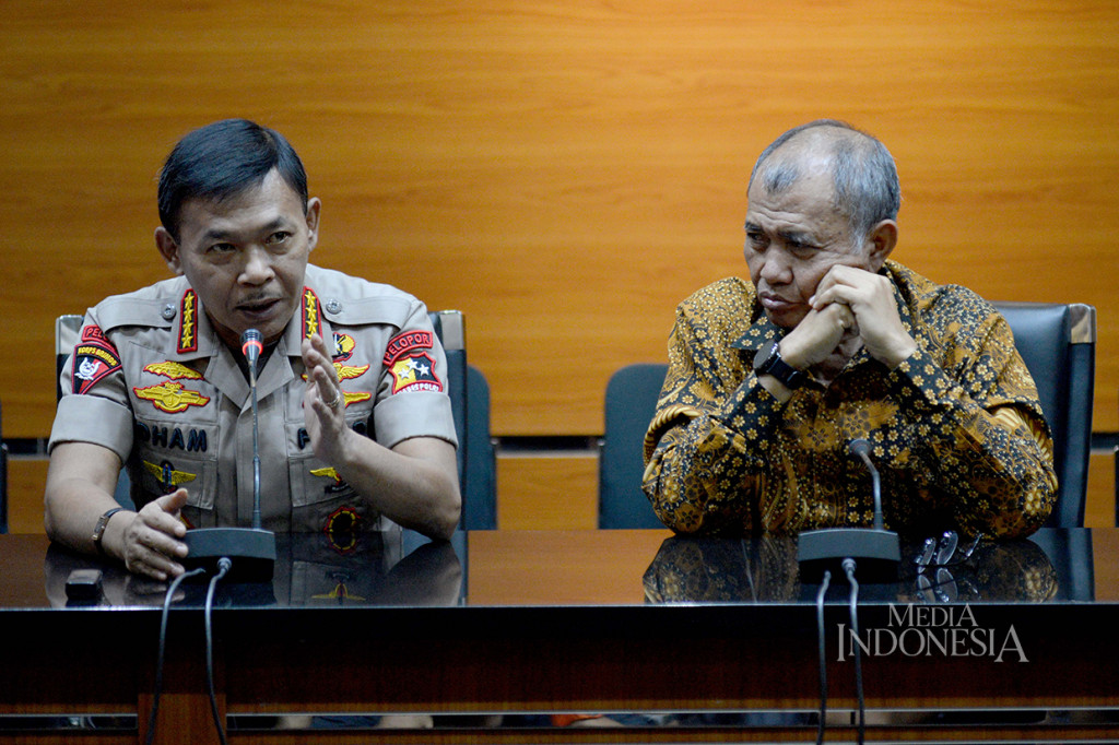 Kapolri Jenderal Idham Azis menegaskan komitmen Polri mengungkap kasus teror yang dialami penyidik KPK Novel Baswedan. Namun Kapolri harus lebih dulu memilih Kabareskrim yang baru untuk mempercepat penanganan kasus termasuk teror terhadap Novel. 