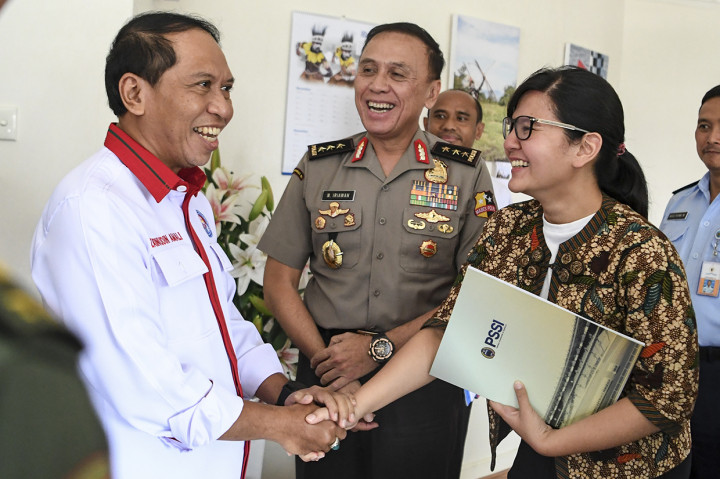 Menteri Pemuda dan Olahraga Zainuddin Amali (kiri) berjabat tangan dengan Sekjen PSSI Ratu Tisha Destria (kanan) disaksikan Ketua Umum PSSI periode 2019-2023 Mochamad Iriawan (tengah) saat melakukan pertemuan di Kemenpora, Jakarta.