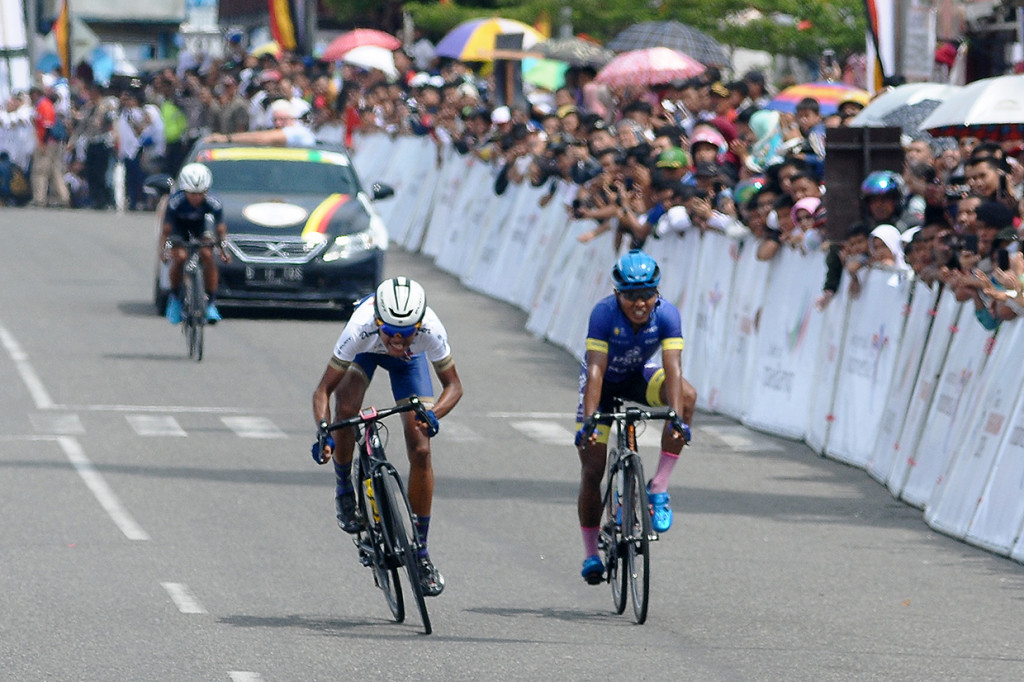 Pebalap Grospe Ismael.Jr dari Tim Go For Gold Philippines (kedua kiri), Suryadi Bambang dari PGN Road Cycling Team (kanan) dan Kurniawan dari Banyuwangi Road Cycling Community (kiri) beradu cepat saat memasuki garis finish pada etape ketiga Tour de Singkarak (TdS) 2019 di Padang Panjang, Sumatera Barat.