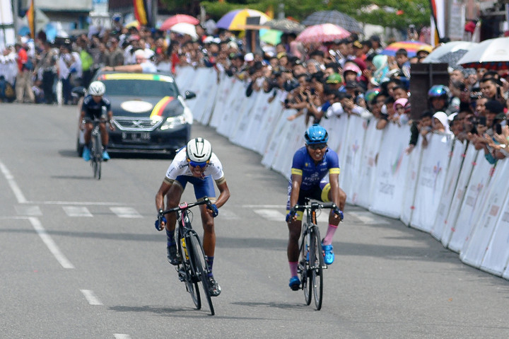 Pebalap Grospe Ismael.Jr dari Tim Go For Gold Philippines (kedua kiri), Suryadi Bambang dari PGN Road Cycling Team (kanan) dan Kurniawan dari Banyuwangi Road Cycling Community (kiri) beradu cepat saat memasuki garis finish pada etape ketiga Tour de Singkarak (TdS) 2019 di Padang Panjang, Sumatera Barat.