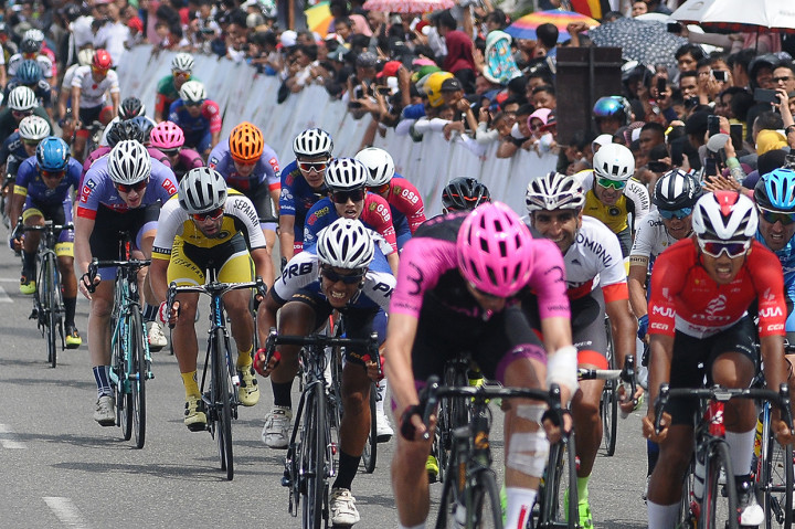 Sejumlah pebalap beradu cepat saat memasuki garis finish pada etape ketiga Tour de Singkarak (TdS) 2019 di Padang Panjang, Sumatera Barat.